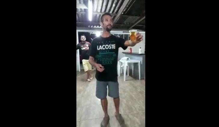 Man doet backflip zonder zijn bier te spelen! Man doet backflip zonder zijn bier te spelen!